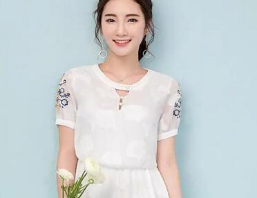 女性衣柜总缺新衣服穿 T恤和连衣裙选哪个