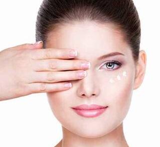 眼霜带来眼眸神采 小心形成脂肪粒