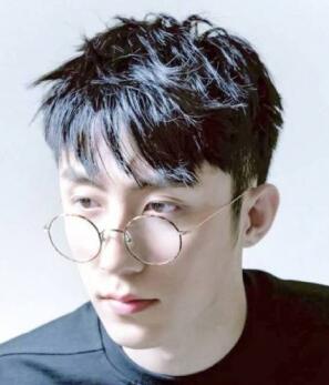 戴眼镜的男生适合什么发型呢