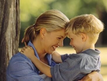 母亲能给孩子最好的礼物是安全感