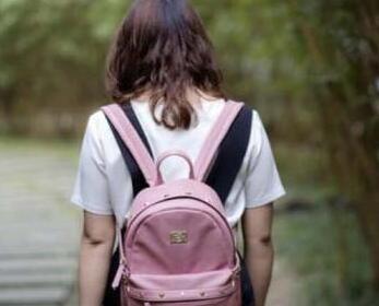 女生校外防止男性恶意纠缠 做到这三点有效防范