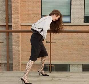 最佳女主角身上清冷的气质可以驾驭各种服饰