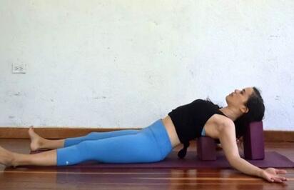 瑜伽初学者如何打开双肩 先练好这三组瑜伽动作