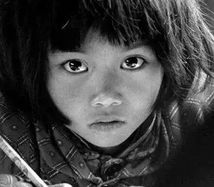 还记得那个大眼睛女孩吗 现在她怎样了