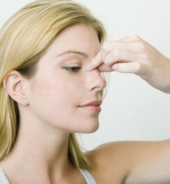 鼻翼两侧出油怎么回事 应该怎么解决呢