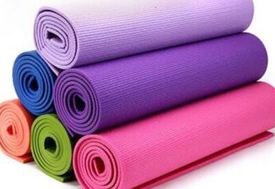 初学瑜伽必备物品准备 瑜伽垫你要这么选
