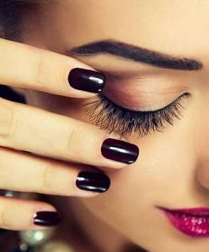 精致的猪猪女孩怎么能少了假睫毛呢