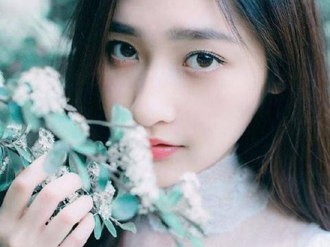 老板和美女边摸腿边亲|忍耐不住了 心跳加速