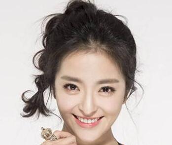 编发可以让你的发型与众不同 丸子头扎得好看也要技巧