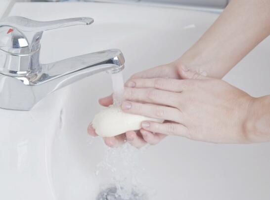 脚指甲变厚变白是怎么回事啊