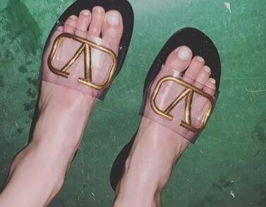 夏季时尚凉鞋怎么选 看泫雅穿搭准没错