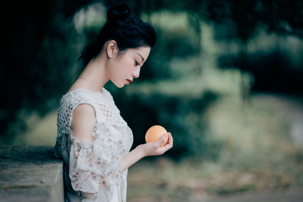 前凸后翘美女动态黄图|嘟嘟着粉润的小嘴儿要亲亲