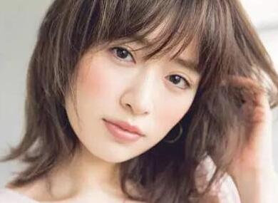 女性脸部化腮红涂得对 脸就能小一半