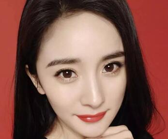 杨幂特爱的微闪妆 提亮肤色显气质