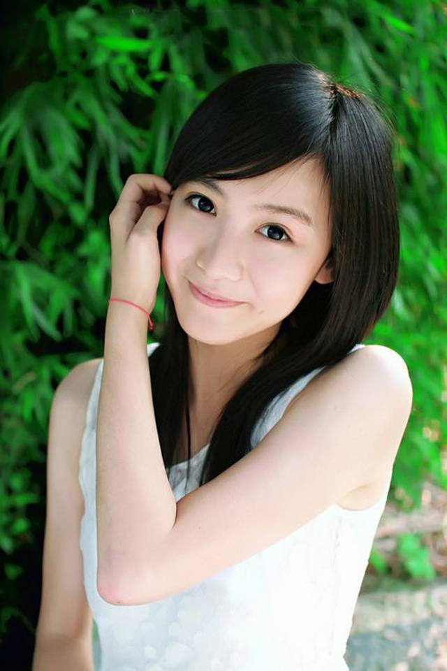 前凸后翘美女动态黄图|陈芳打开美腿，柔情似水的摇摆起来