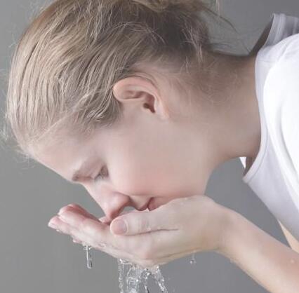 甲亢是怎么引起的 甲亢的早期症状