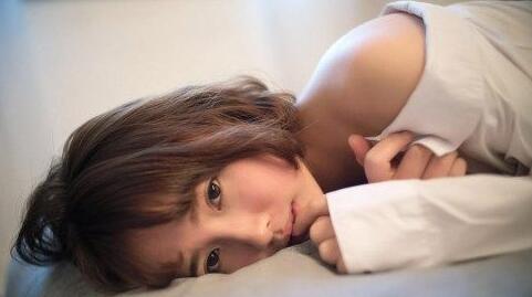 嫂子的香味 我没想到嫂子居然在房间里看这种碟子