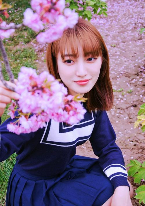 男女强吻摸下面销魂独爽|滑嫩充盈的手感，让他整个心都飘起来了