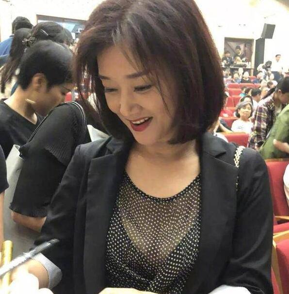 53岁宋祖英 波波头短发配大红唇 美貌依旧气质好！