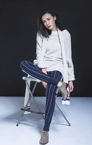 李艾产后迅速恢复姣好身材 笑容幸福