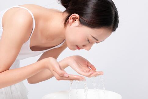 为什么洗完脸会刺痛 是皮肤缺水了吗