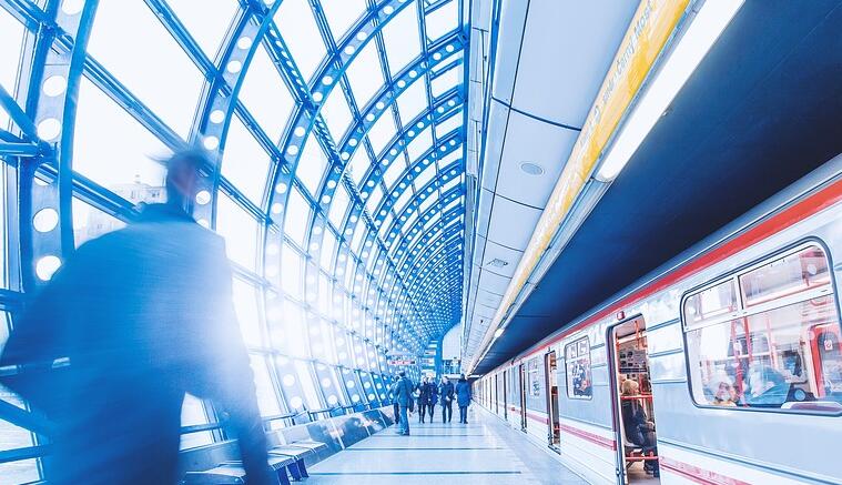 姑娘请别被外界的流言蜚语 成为你人生道路上的绊脚石