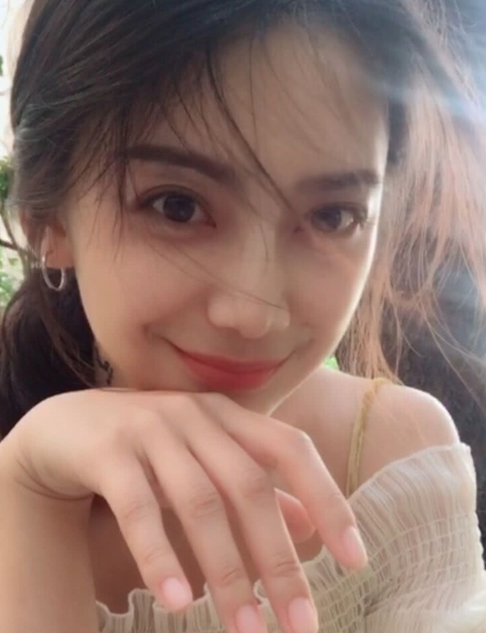 饥渴男女办公室激战_抱着老板娘，将她扑在了床上