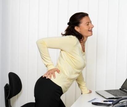 腰间盘突出三个症状都有，你的腰椎已病得不轻