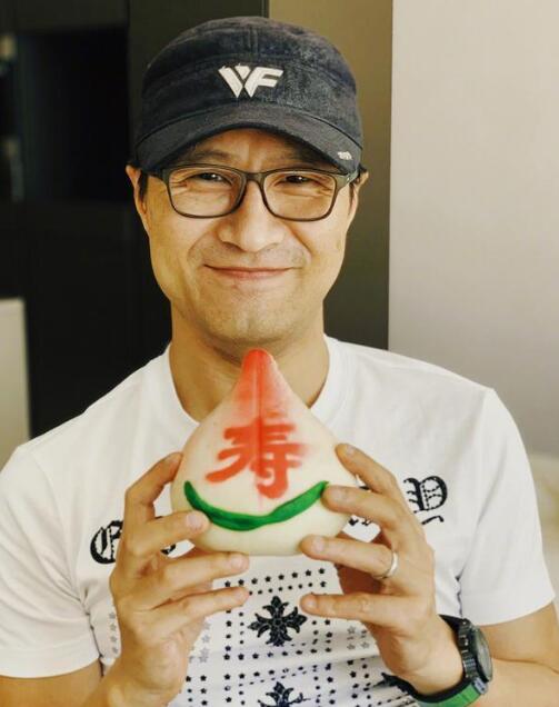 章子怡为汪峰庆生 汪峰自己都觉得脸都有点开心的拧巴啦！