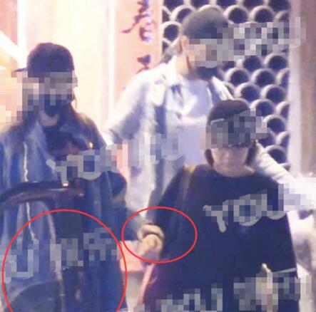 怀孕实锤？唐嫣与好友聚餐被拍小腹隆起用餐后一直护着自己的肚子离