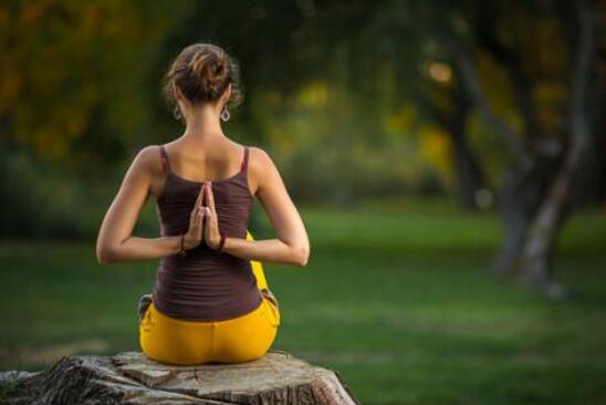 练瑜伽对女性竟有这么多好 处教你几个瘦腰的瑜伽动作 成就你的蜂腰女人梦