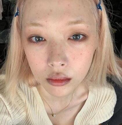 雪莉晒雀斑妆自拍自拍面无表情满脸黄斑 你说太难看，她们说你不懂高级美