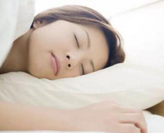 经常熬夜的人 除了长黑眼圈还会影响生育