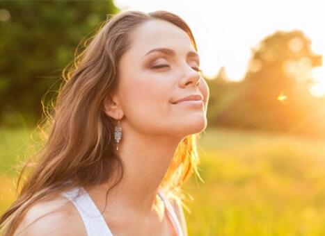 女人在晚上睡觉前该如何保养肌肤