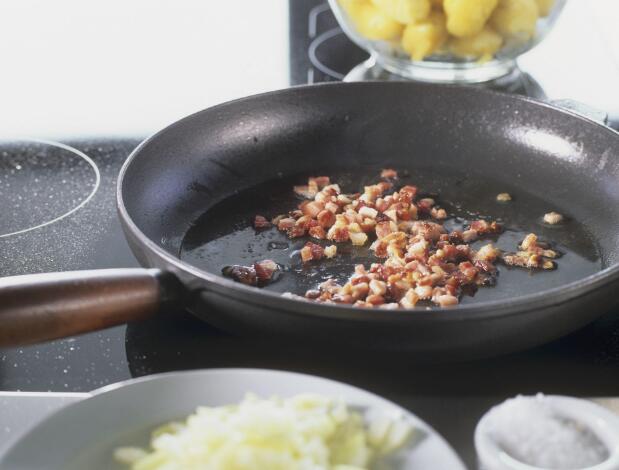 炒菜时犯的这几个错误 不仅让食物更难吃 还增加致病风险