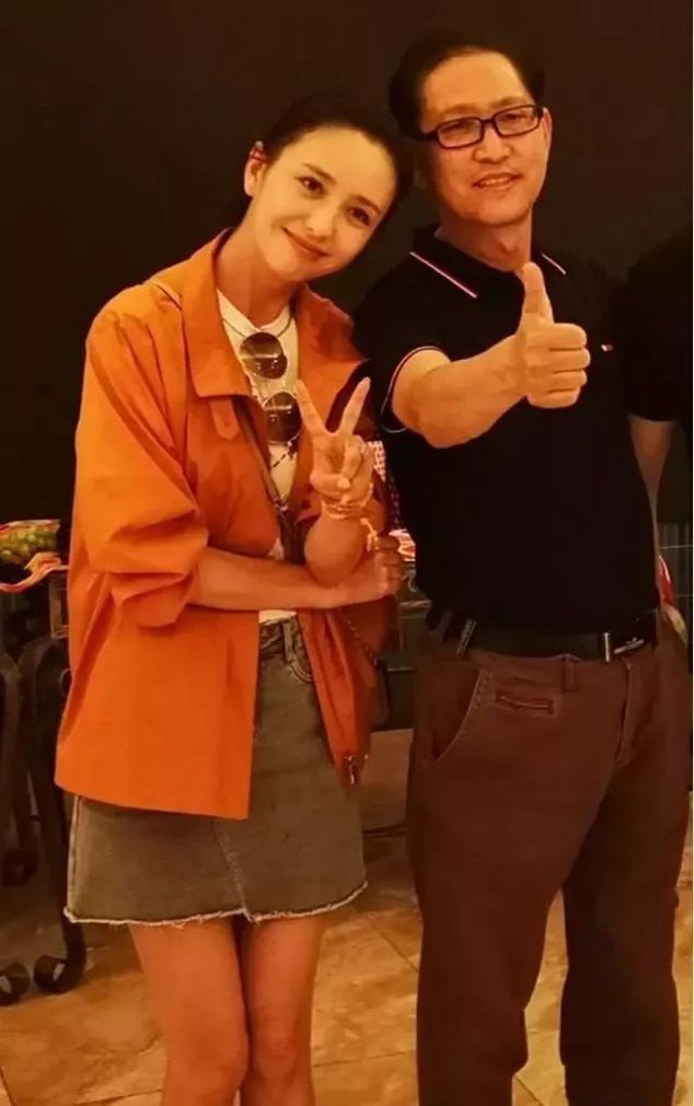 佟丽娅出轨传闻后首现身，出席聚会开心舞蹈，还带上被骂惨的老爸