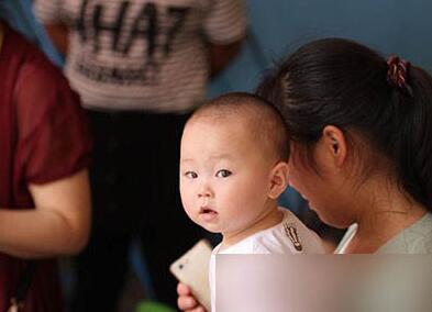 小孩发烧怎么办 小儿推拿退烧六招