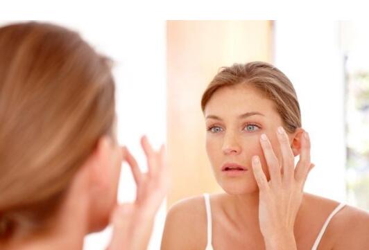 皱纹危害脸部的美丽 六个因素三个方法助你去除皱纹