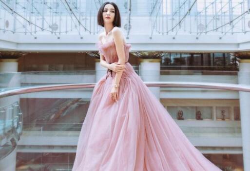 佟丽娅身着藕粉色纱裙：看起来简单，却处处内藏亮点！