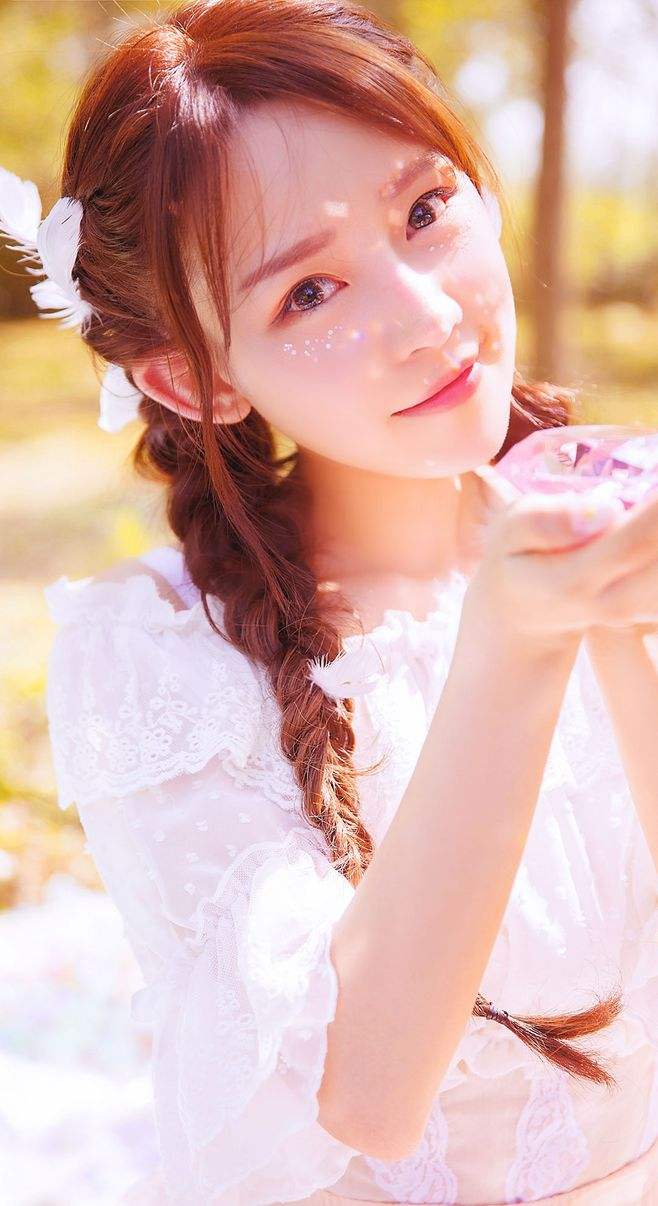 按住撅起的翘臀小说|舒服，太舒服了……轻轻撩拨开她的腿