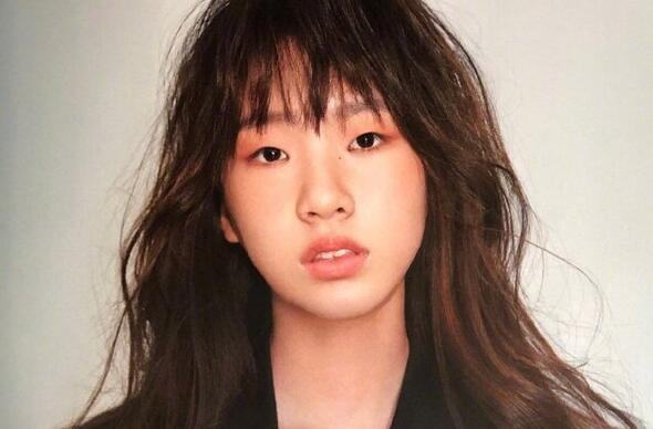 小S大女儿拍杂志：网友：“超模脸”女孩认真起来太美，被赞超模脸表现力惊人