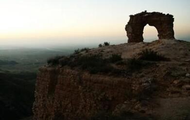 秦始皇是因为打不过匈奴才放弃北伐修筑长城的吗？