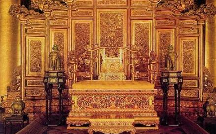 龙椅代表着是整个皇室的权力与象征 皇帝龙椅金光灿灿的是用金子做的吗？