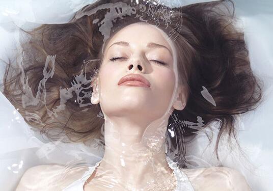 过度化妆、干燥风大、过度日晒导致脸发干咋整？给它补水呗