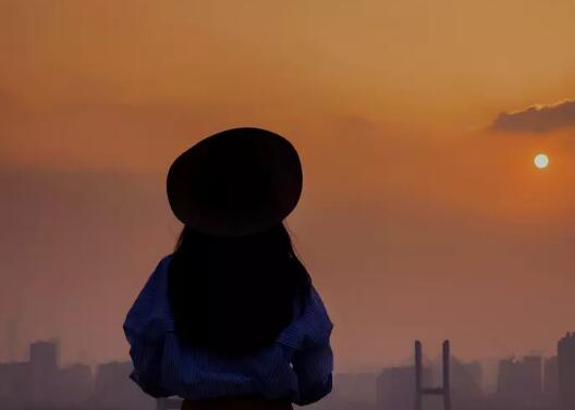 谁说睡前喝水眼睛水肿 什么因素容易导致眼睛肿