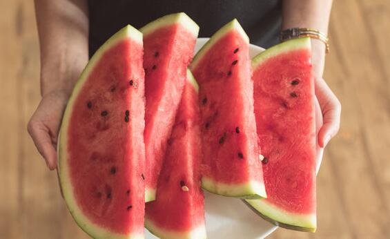 西瓜堪称“盛夏之王”但吃西瓜别扔皮，它还有这些好处