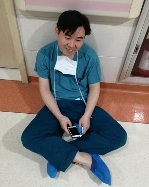 连做4台手术后-医生瘫坐在老婆病房门前：“我的孩子正在抢救”