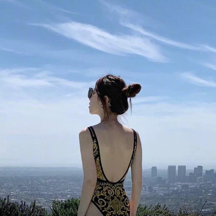 脱掉皮裤的邓紫棋 穿比基尼性感现身