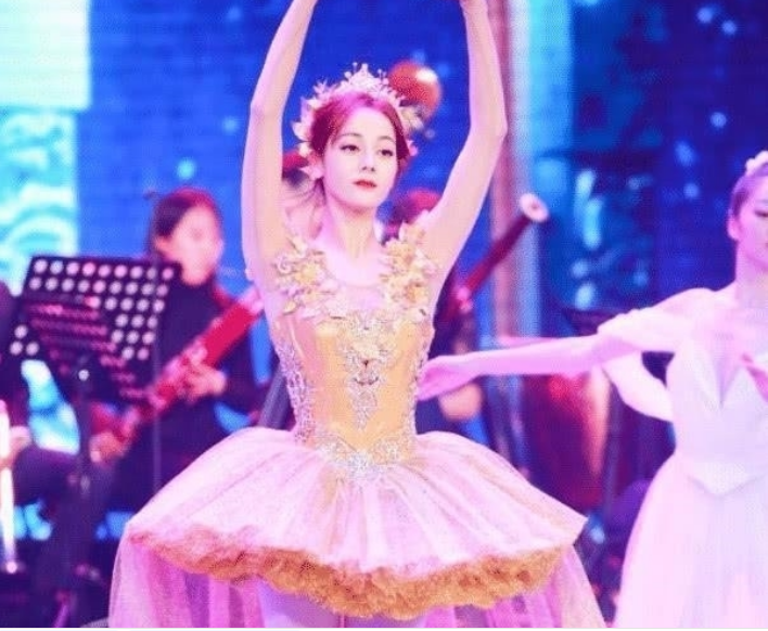 热巴从不穿丝袜 直到看了这张照后