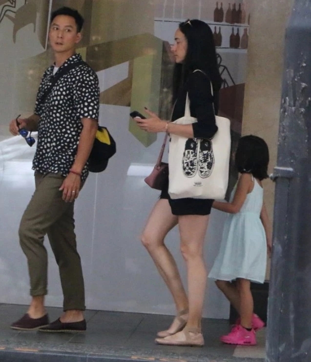 吴彦祖一家三口回港度假 女儿罕见曝光